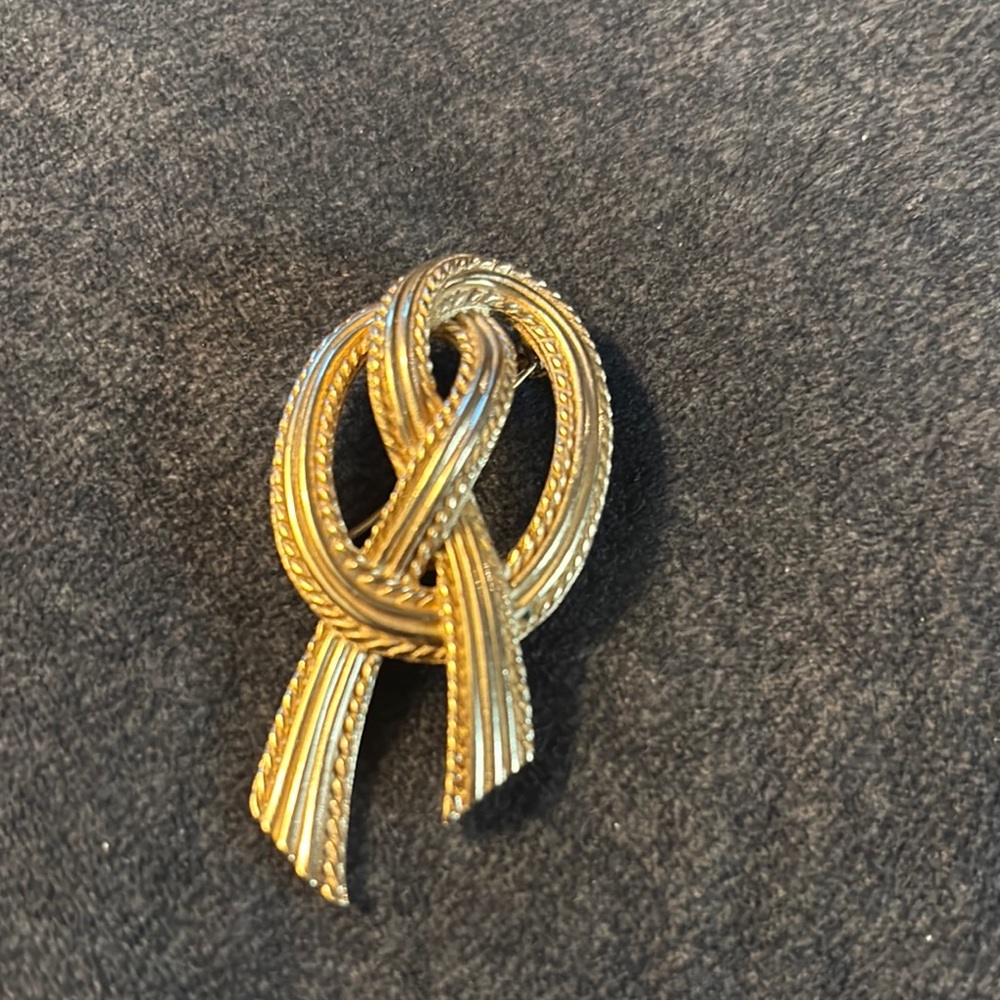 Vintage Trifari Elegant Gold-Tone Brooch